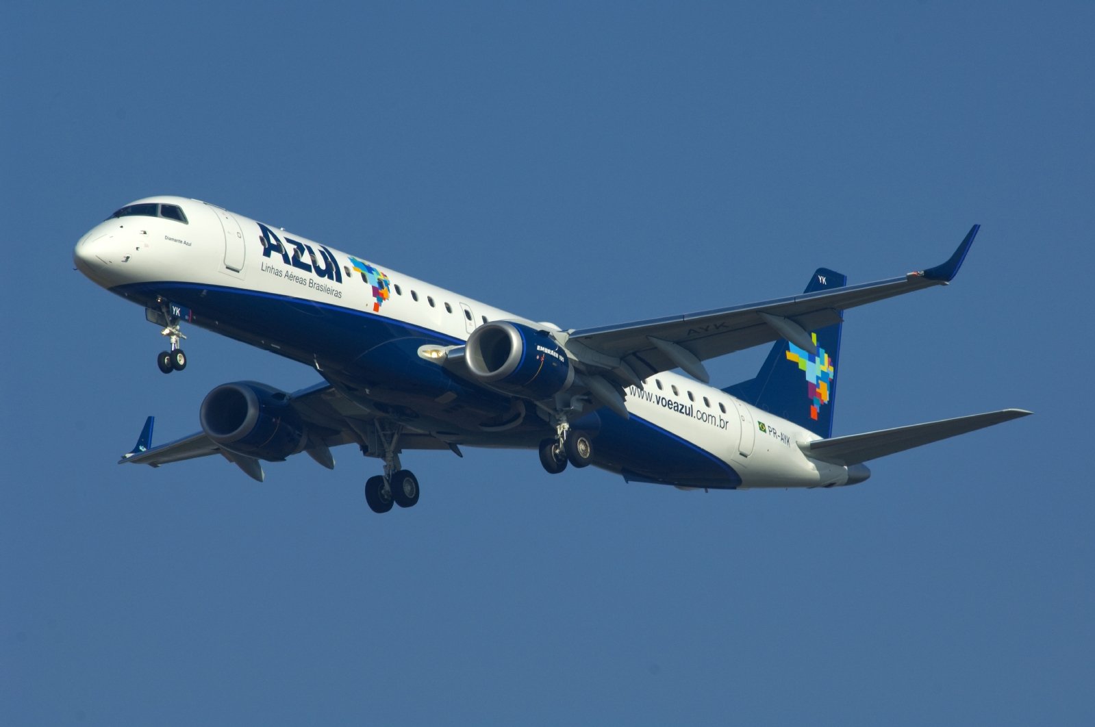 Dano em avião interrompe pousos e decolagens no Aeroporto de Florianópolis; entenda