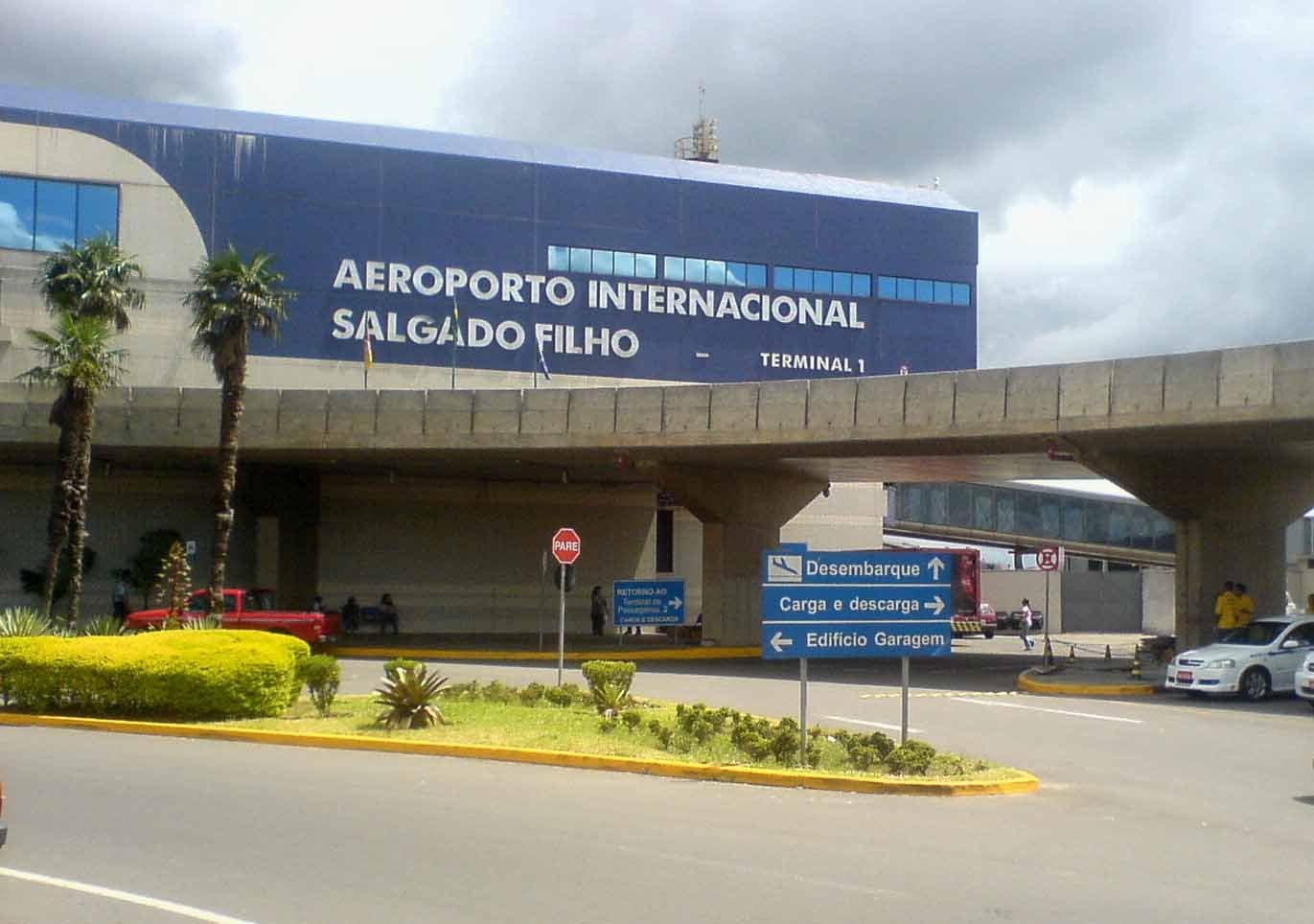 Voos no Aeroporto Salgado Filho têm horários alterados devido a suspensão das operações por conta de raios na região