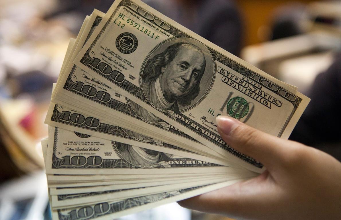 Dólar fecha abaixo de R$ 5,00 pela primeira vez em 2023