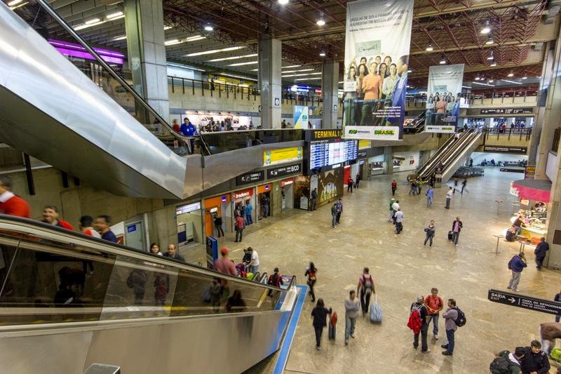 Homem é flagrado com preservativos forrados com cocaína no aeroporto de Guarulhos