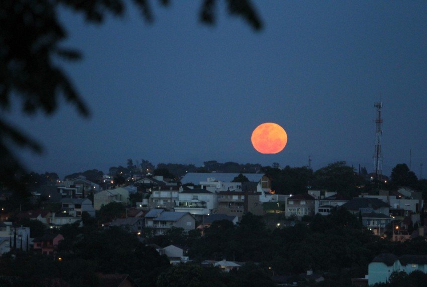 Registro da lua se destacando no céu azul em Novo Hamburgo | Jornal NH