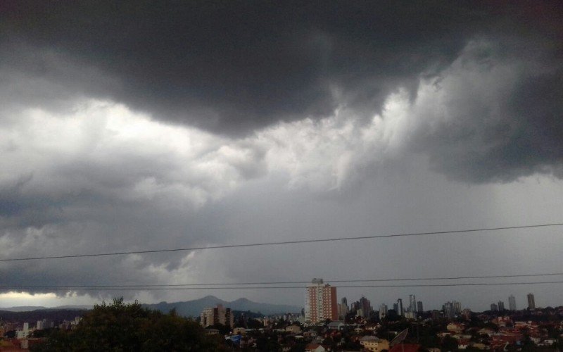 PREVISÃO DO TEMPO: Evento de chuva extrema deve atingir o Sul do Brasil nos próximos dias
