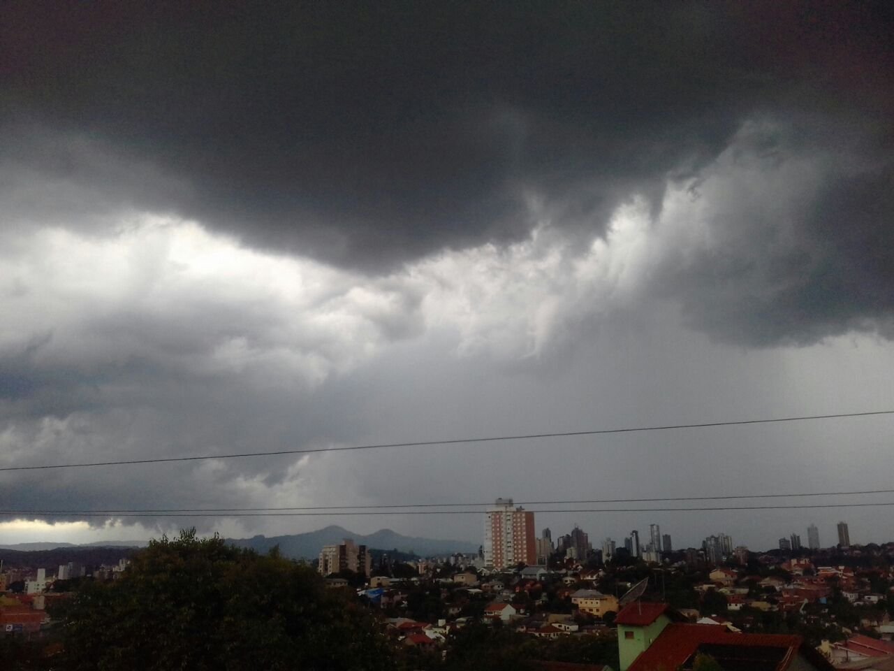 PREVISÃO DO TEMPO: Inmet emite dois alertas de chuva intensa para o RS; confira