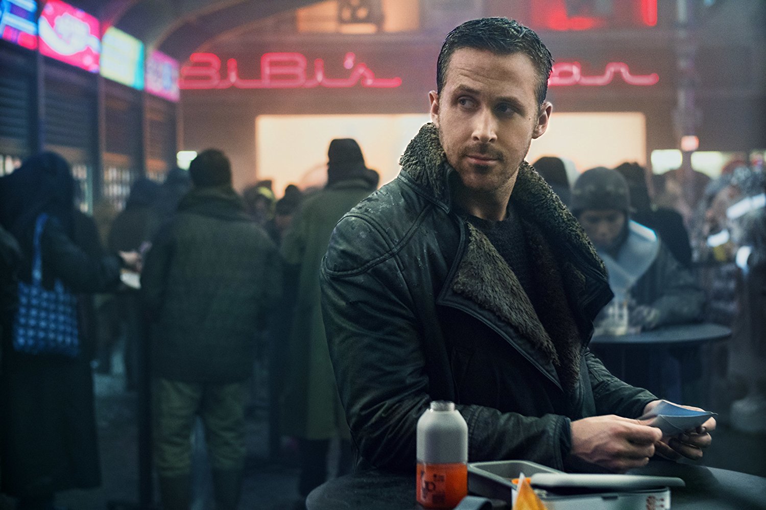Ator Ryan Gosling em cena do filme Blade Runner 2049