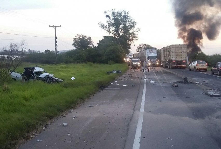 Caminhão de Estância Velha pega fogo em acidente com morte na BR-116 ...