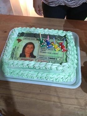Após oito reprovações, mulher faz festa com 'bolo de CNH' ao tirar  habilitação, Paraíba