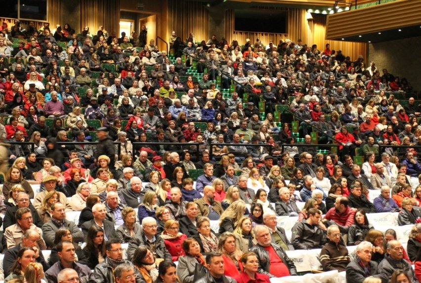 Teatro Feevale ficou lotado para exibição de estreia do documentário Für Immer - Gerações 