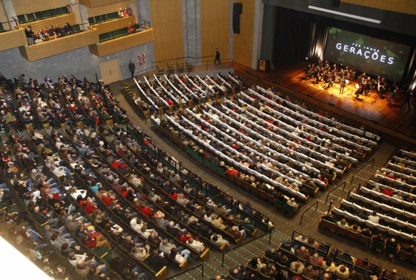 Teatro Feevale ficou lotado para exibição de estreia do documentário Für Immer - Gerações 