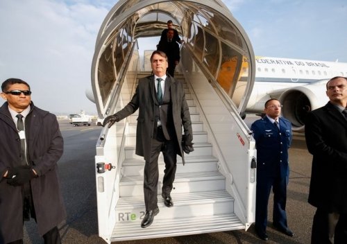 Presidente da República, Jair Bolsonaro, durante chegada à Suíça.  