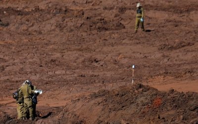 ÁREA: militares israelenses buscando vítimas onde uma barragem da mineradora Vale se rompeu