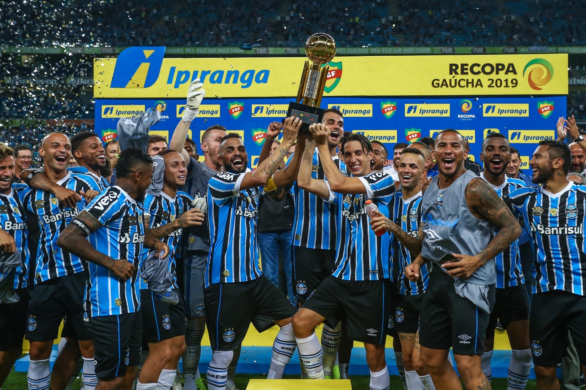 Em dia de golaços, Grêmio leva a Recopa GaúchaEm dia de ...