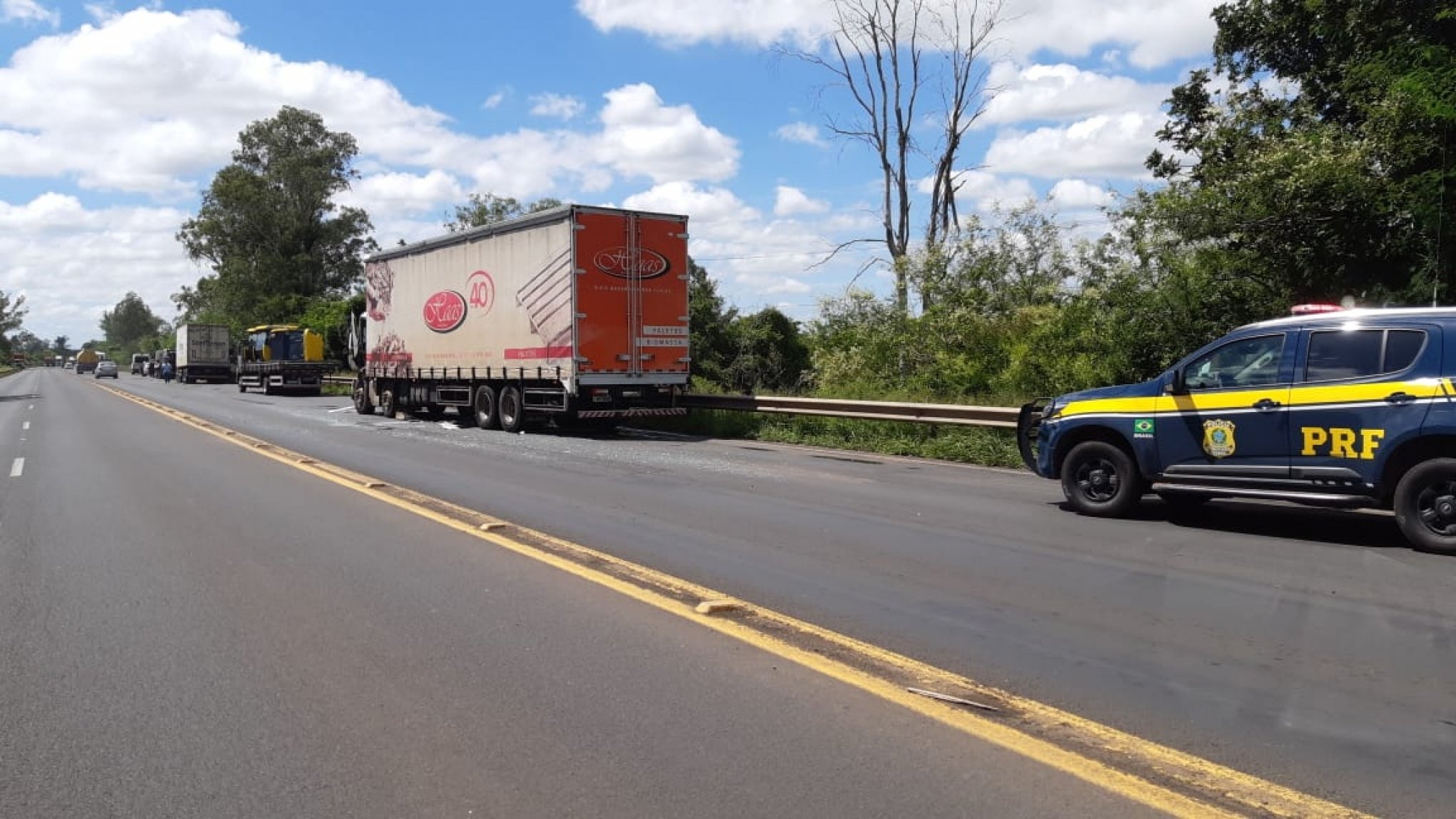 Acidente entre seis veículos deixa cinco feridos e provoca congestionamento na BR386 Região