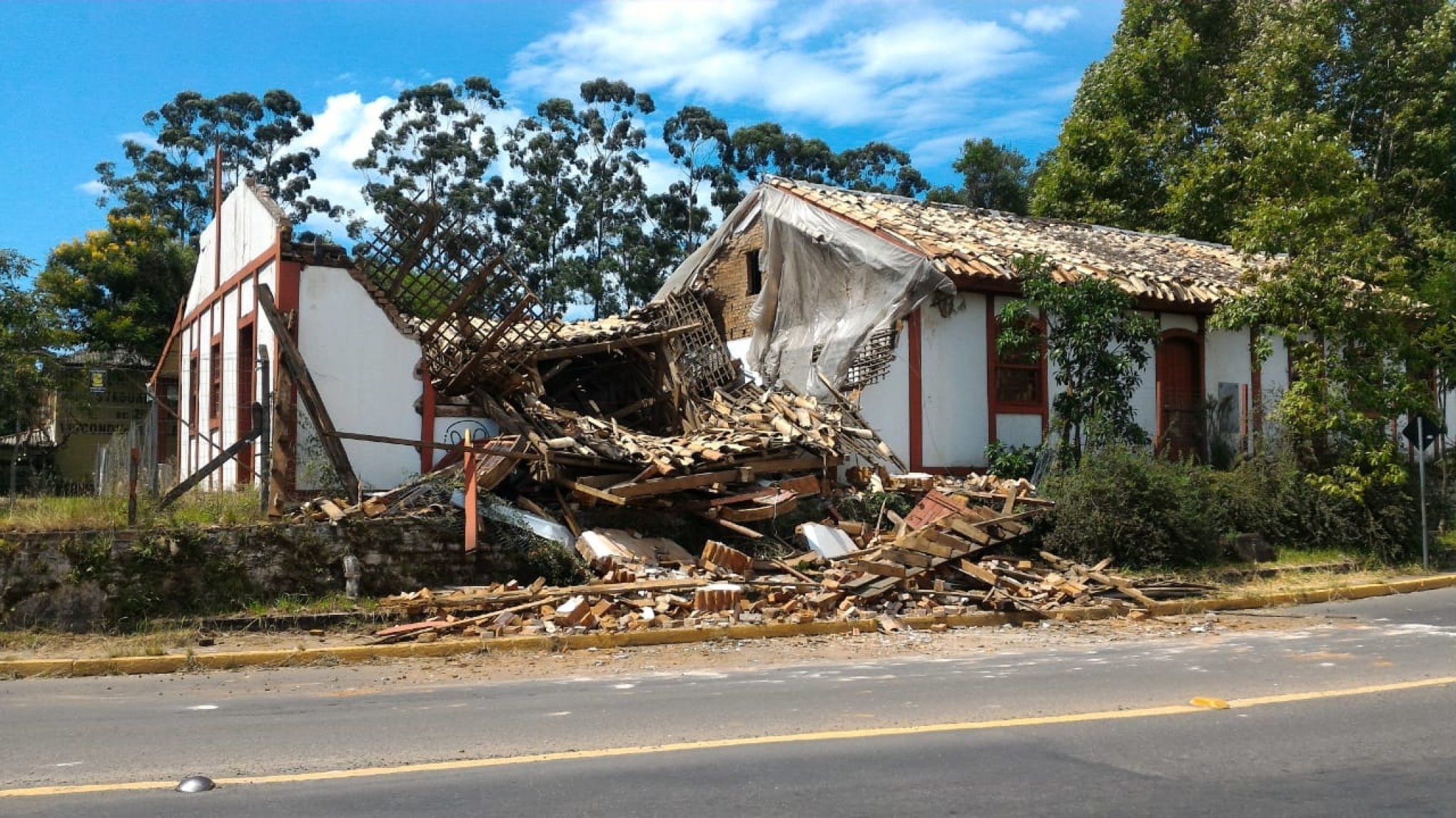 Parte da Casa do Imigrante desaba na Feitoria