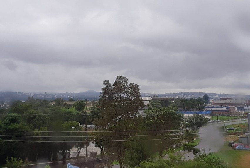 Chuva para, mas céu permanecerá nublado nesta terça-feira