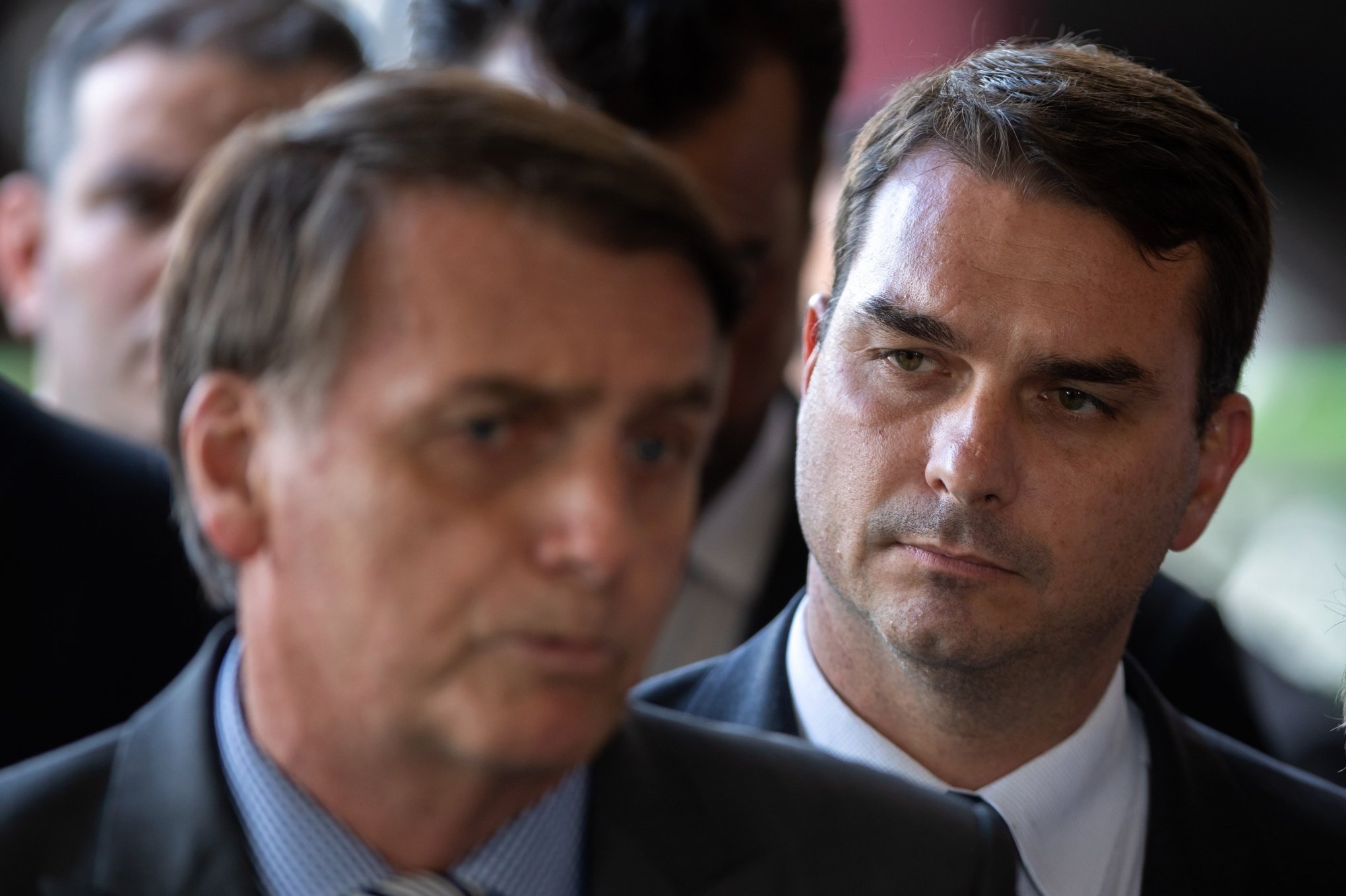 Flávio diz que Bolsonaro poderia ter "sido encontrado morto na cela" após queda e defende prisão domiciliar