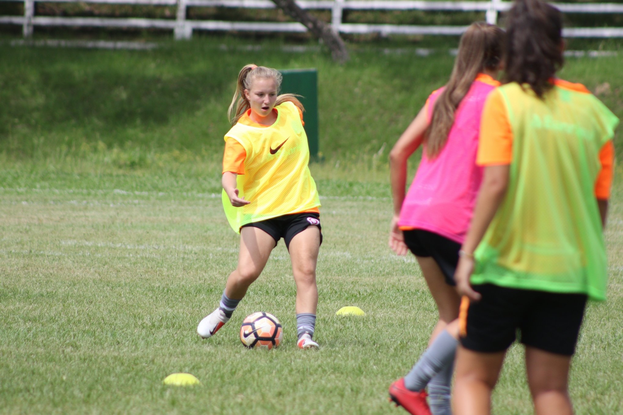 Menina que joga sozinho no campo de jogos