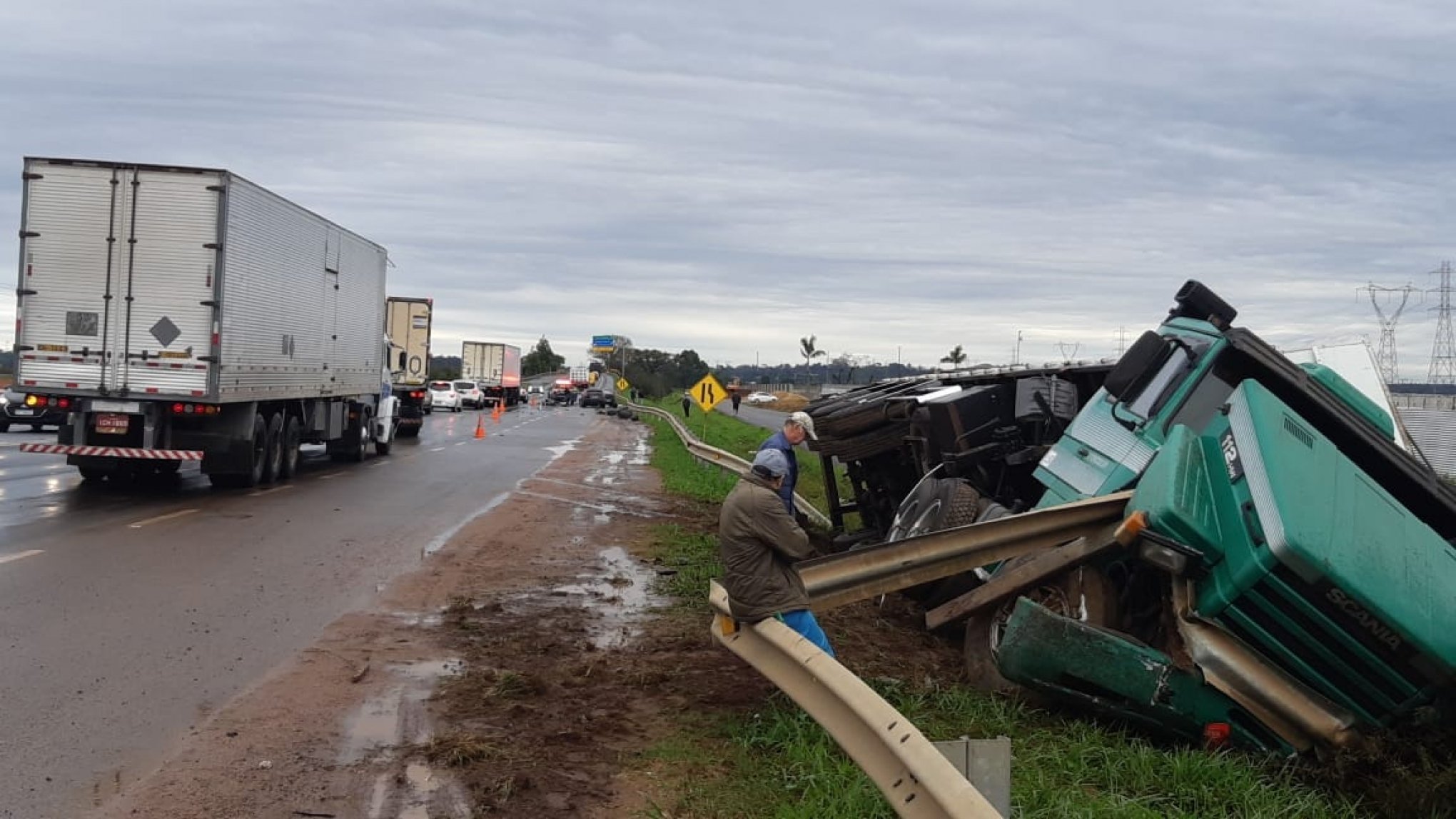 Um morre em acidente com moto, carro e caminhão na BR386 Região Jornal NH Um morre em acidente com moto, carro e caminhão na BR386 Região Jornal NH