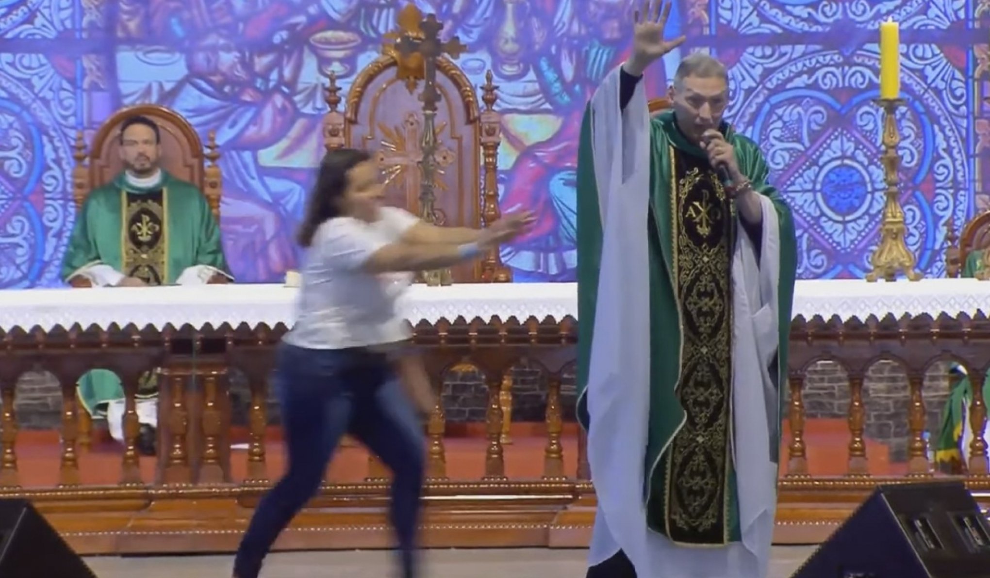 Padre Marcelo Rossi é empurrado de altar durante missa no interior de