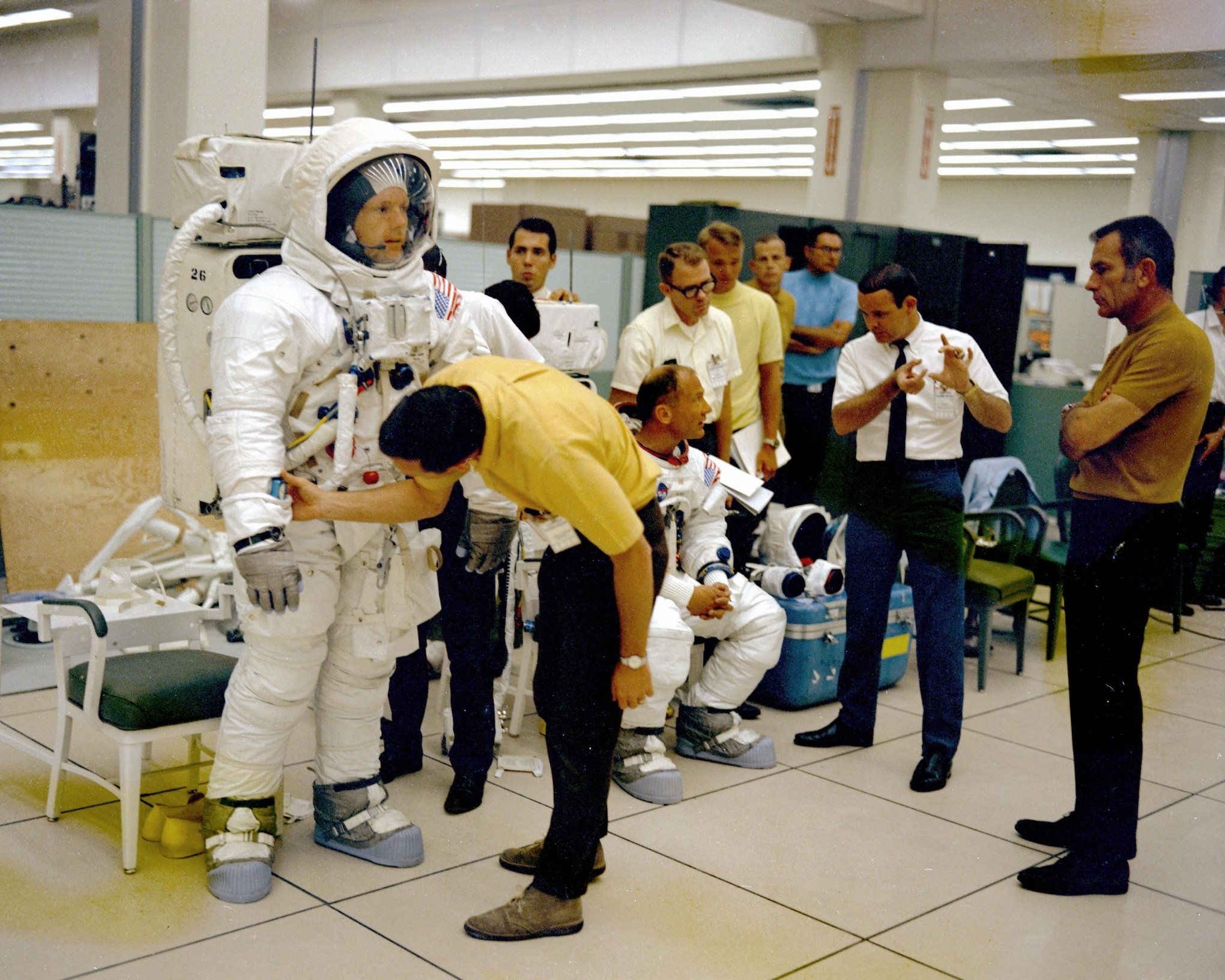 Были ли космонавты на луне. Астронавты Аполлон 11. Экипаж Аполлон 11 на Луне. Скафандр Аполлон 11.