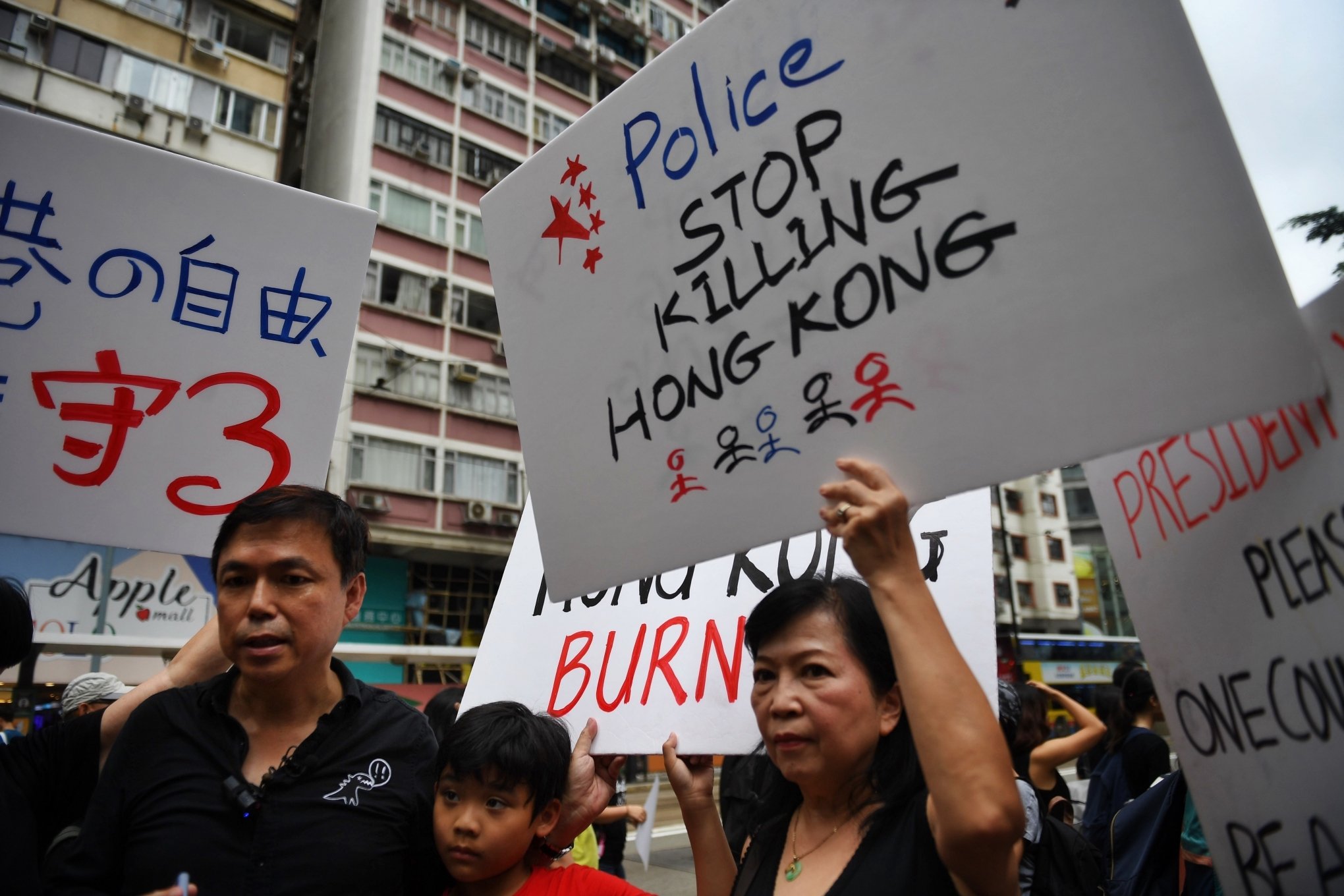 Sob Chuva Manifestantes Pró Democracia Voltam A Protestar Em Hong Kong Mundo Jornal Nh 3521