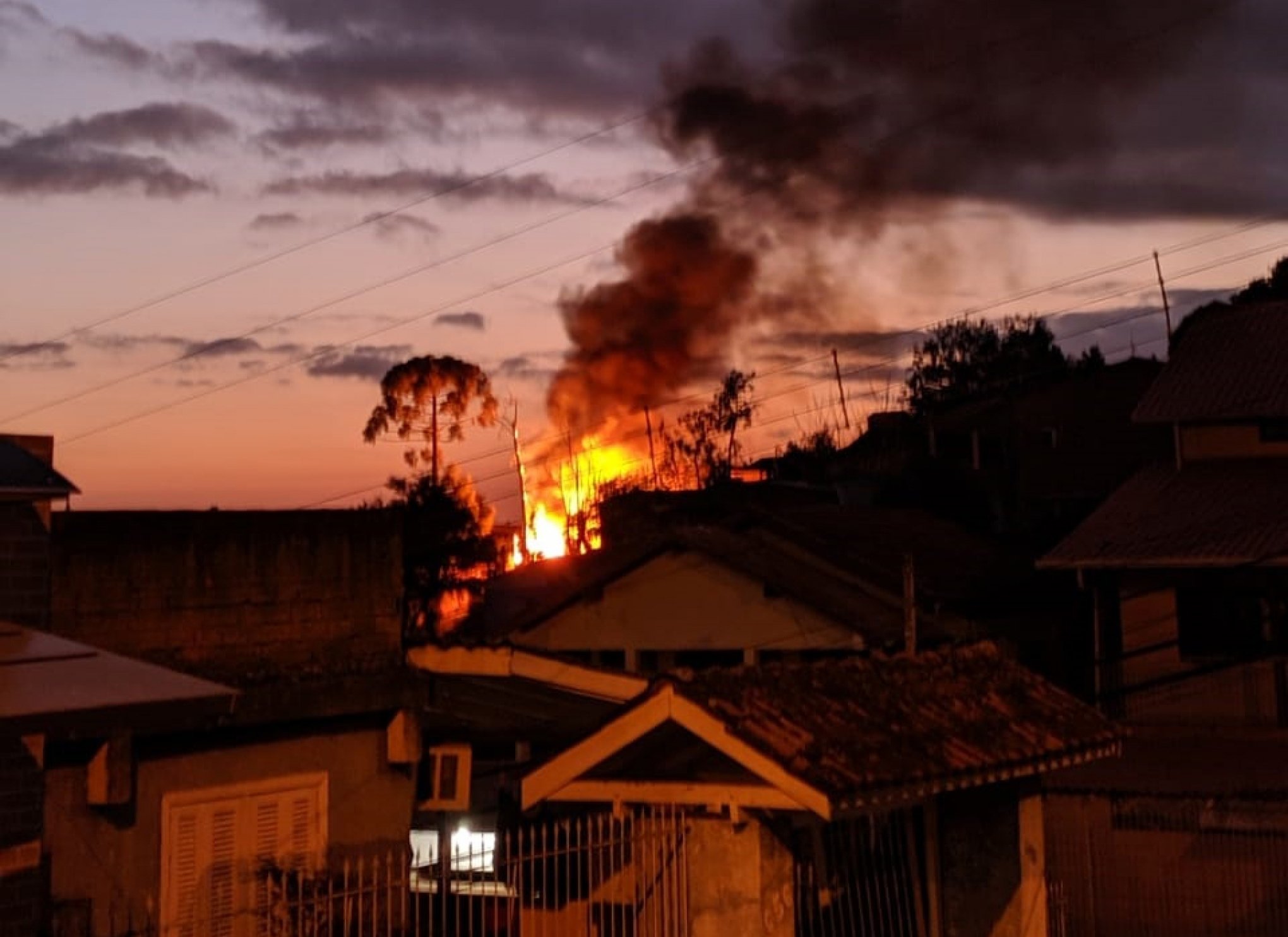 Casa Pega Fogo No Bairro Sao Jorge Em Novo Hamburgo Regiao Nh