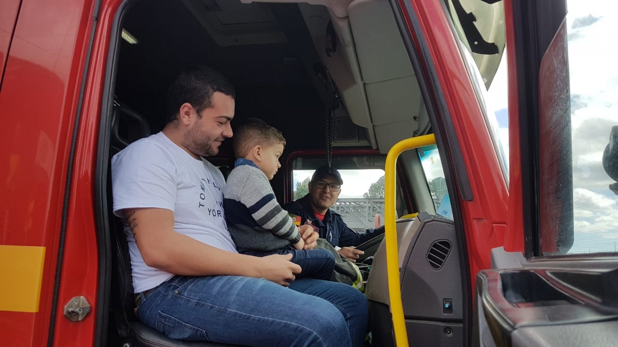 Menino salvo após se engasgar com leite visita quartel dos 
