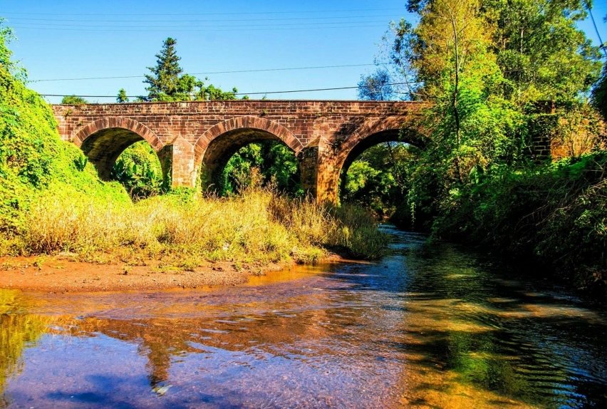 A Ponte do Imperador foi construída entre 1857 e 1864 em Ivoti (Bom Jardim na época) e recebeu esse nome em homenagem a Dom Pedro II. Tornou-se Patrimônio Histórico Nacional em 1986. A obra foi realizada sob o comando de Jacob Blauth, e teve como mestre de obras Johannes Sauther - os mesmos responsáveis pela construção da Ponte de Pedra em Dois Irmãos | abc+
