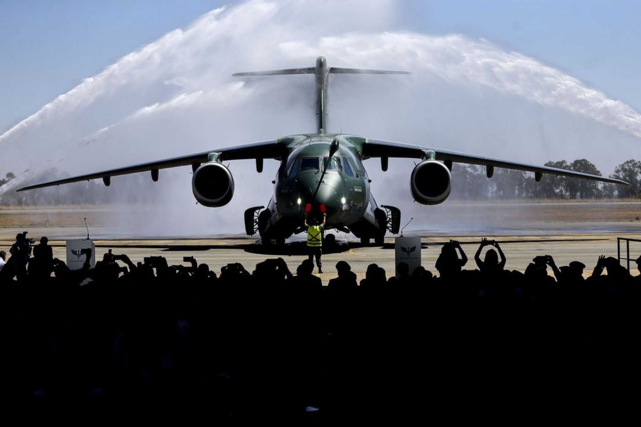 FAB faz festa para receber novo avião militar KC-390, fabricado