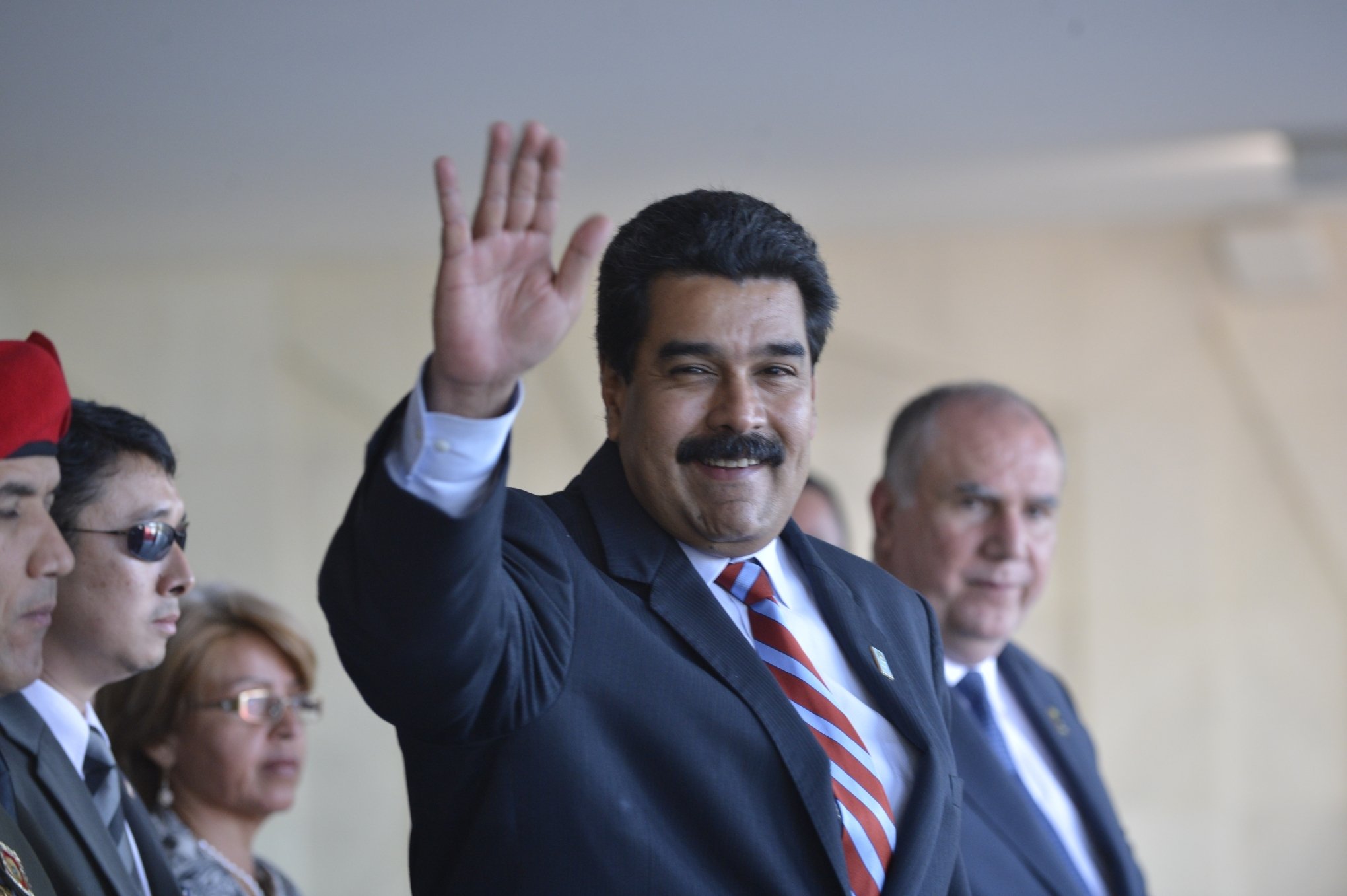 Maduro é proclamado presidente da Venezuela e acusa suposto "golpe de caráter fascista"