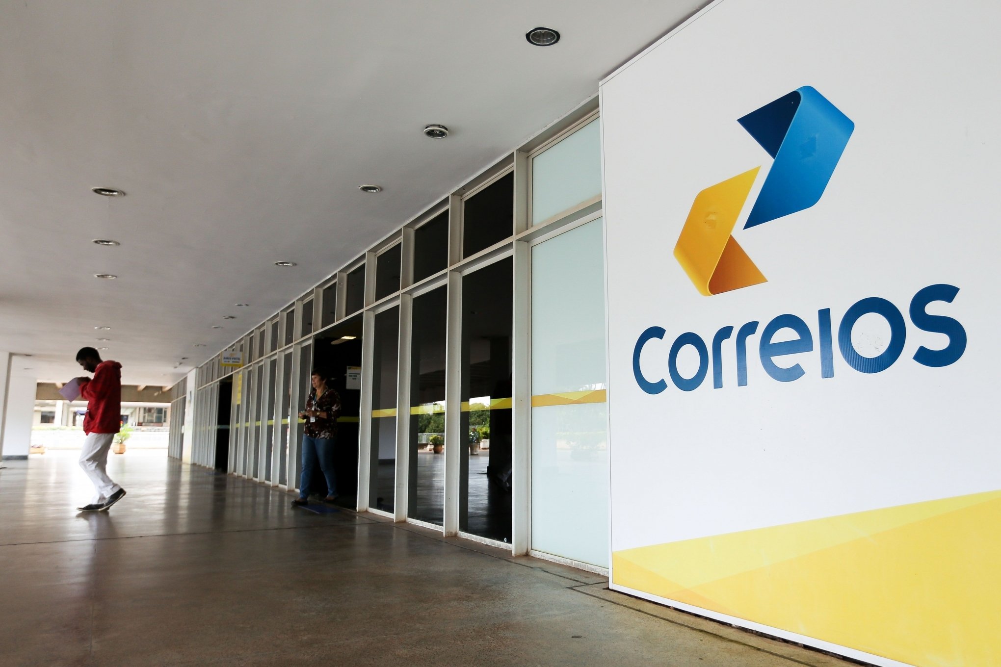 FRAUDE NO INSS: Aposentados e pensionistas poderão buscar ajuda nas agências dos Correios; confira a partir de quando