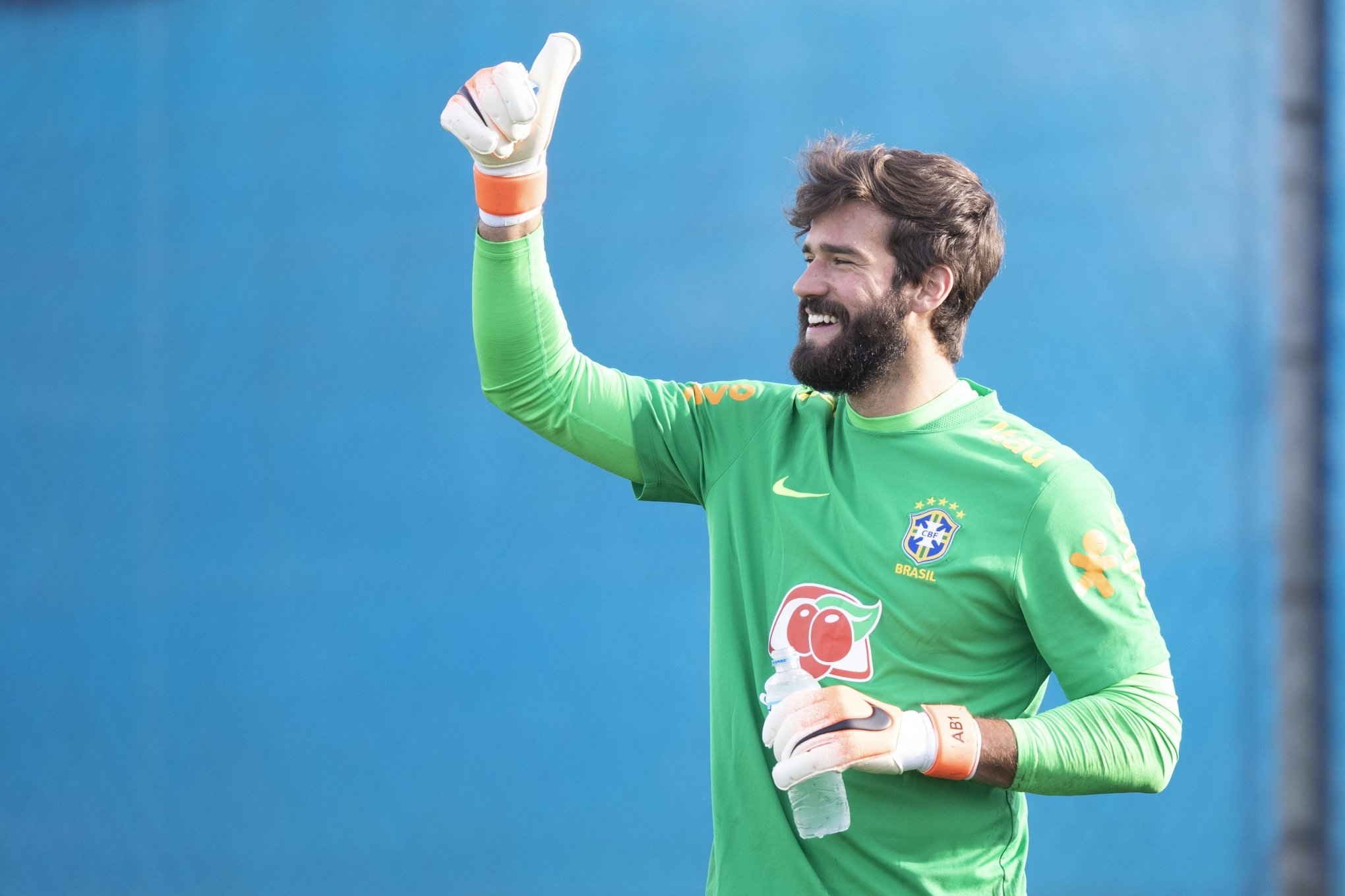 Alisson é eleito melhor goleiro do mundo e recebe prêmio das mãos de Marta  