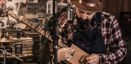 Conheça a banda Folk and Box: músicos fabricam os seus próprios instrumentos