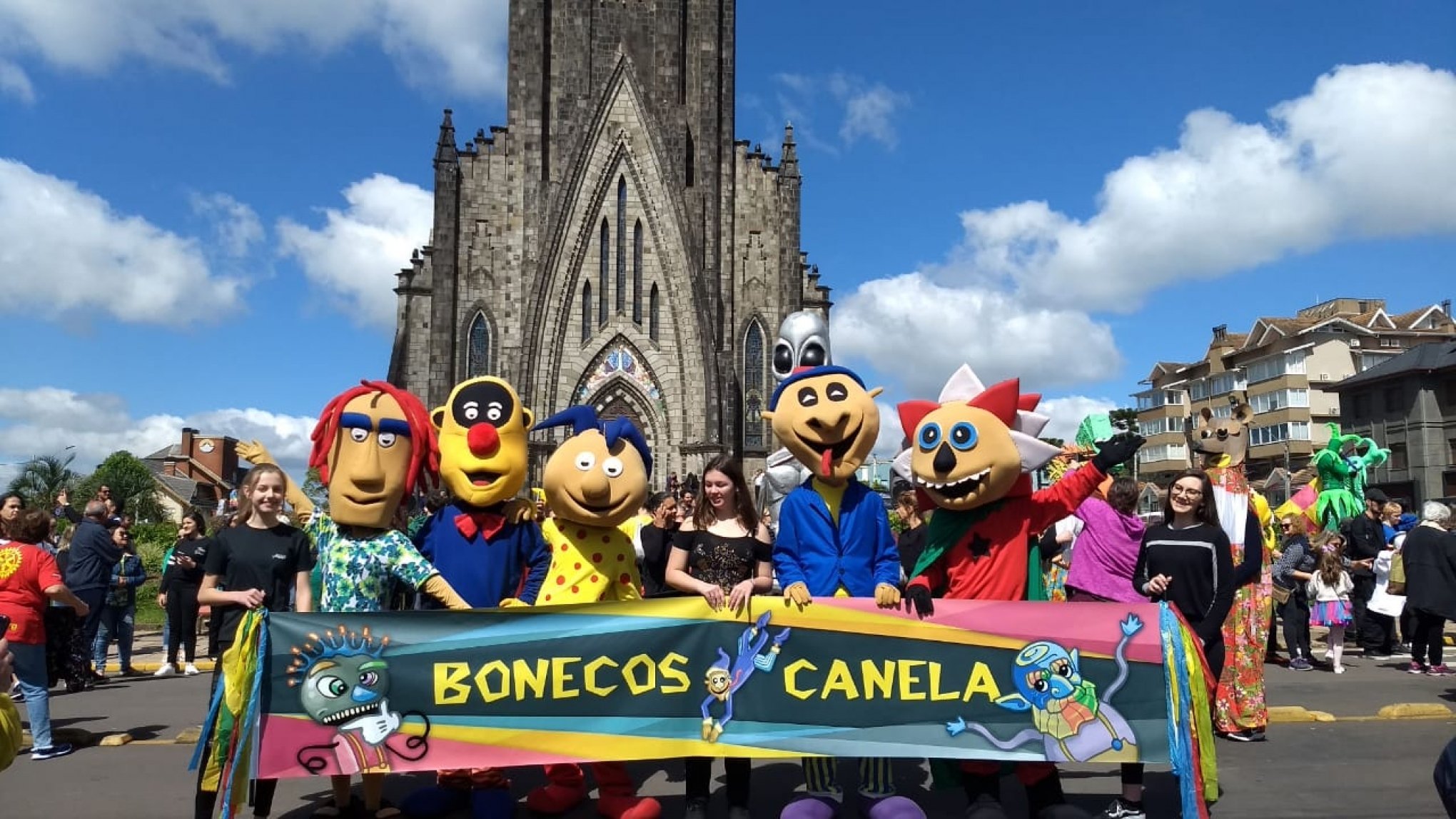 Ao Vivo Tradicional Desfile Do Festival Internacional De Teatro De Bonecos Em Canela Região