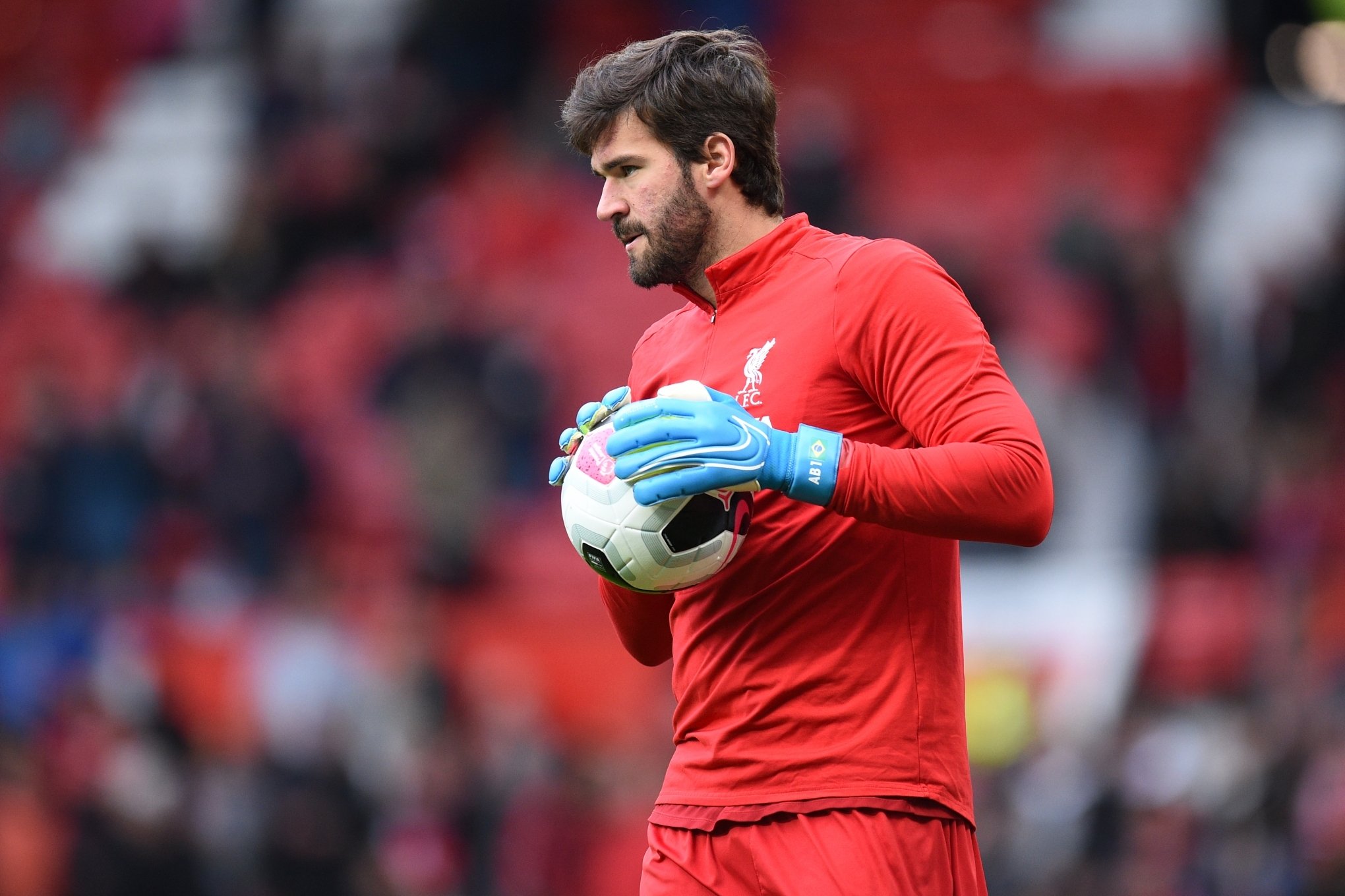 Alisson é eleito melhor goleiro do mundo no prêmio Bola de Ouro