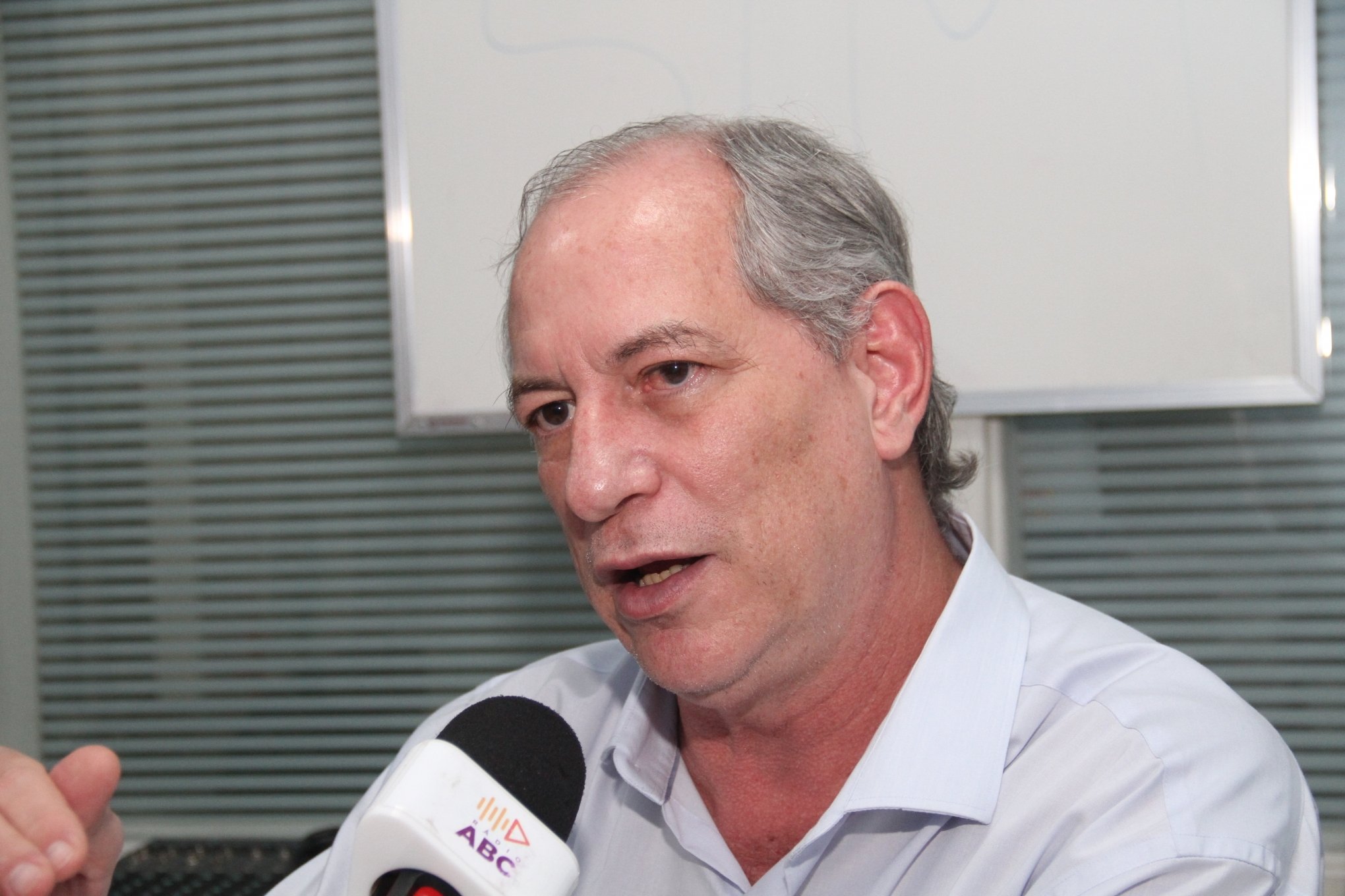 Justiça condena Ciro Gomes por chamar prefeita de "assessora para assuntos de cama"