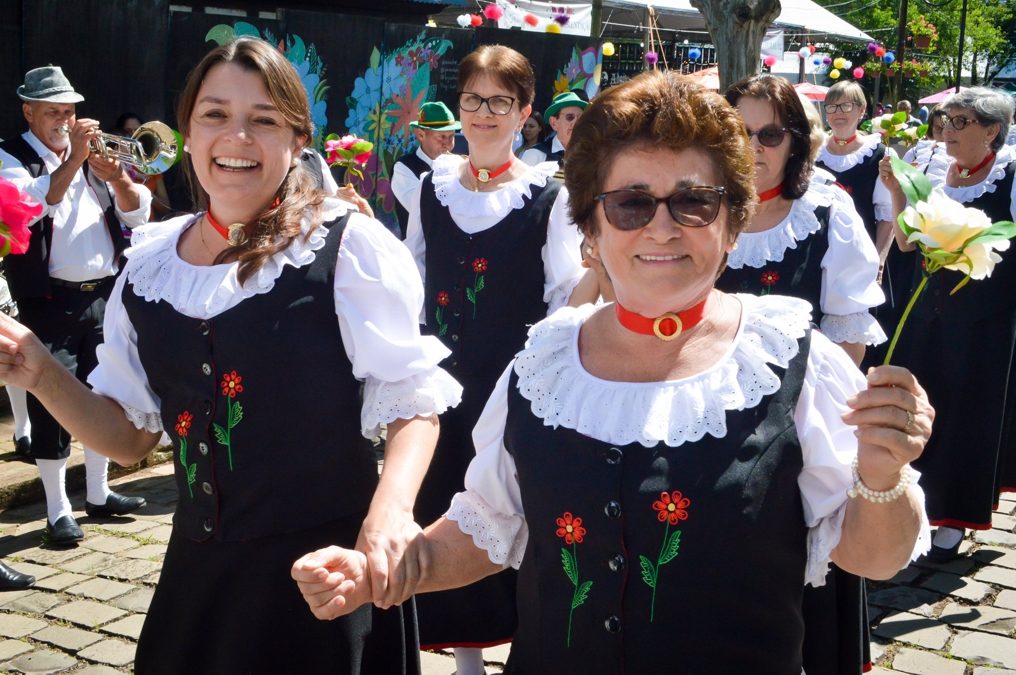 Berenice e Lira durante apresentação do grupo de dança Roda Alegre na Feira das Flores de Ivoti | abc+