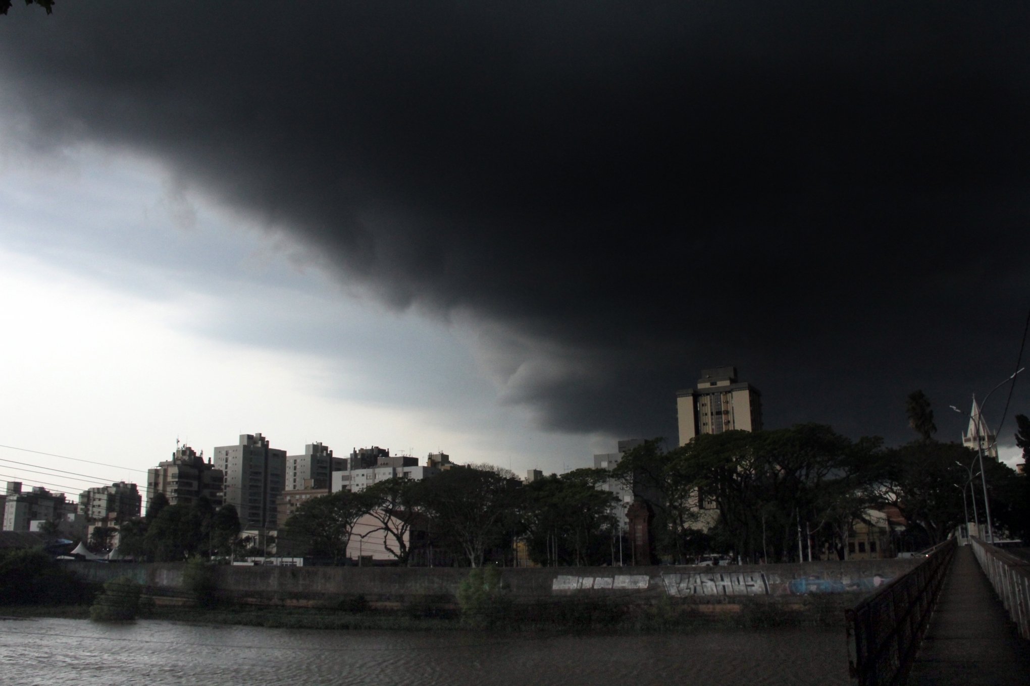 Temporal acompanhado de vento forte causa transtornos em Caxias do