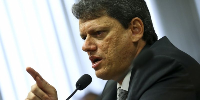O ministro da Infraestrutura, Tarcísio de Freitas, participa de audiência pública na Comissão de Serviços de Infraestrutura do Senado. | abc+