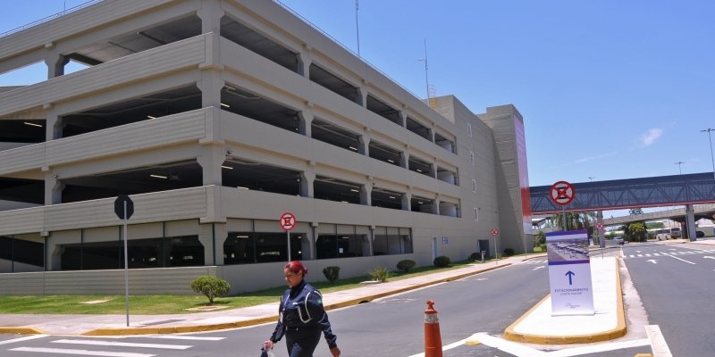 Estacionamento do Aeroporto Salgado Filho foi tomado pela água | abc+