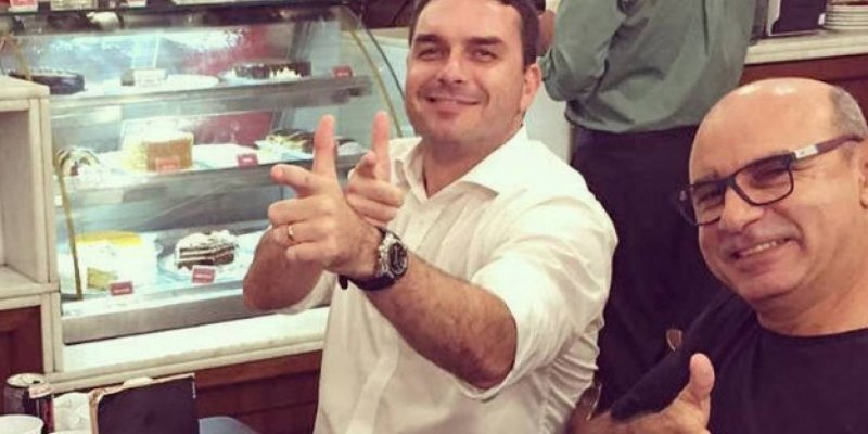 Ex-assessor de Flávio Bolsonaro (E), Queiroz (D) foi preso em residência no interior de SP | abc+