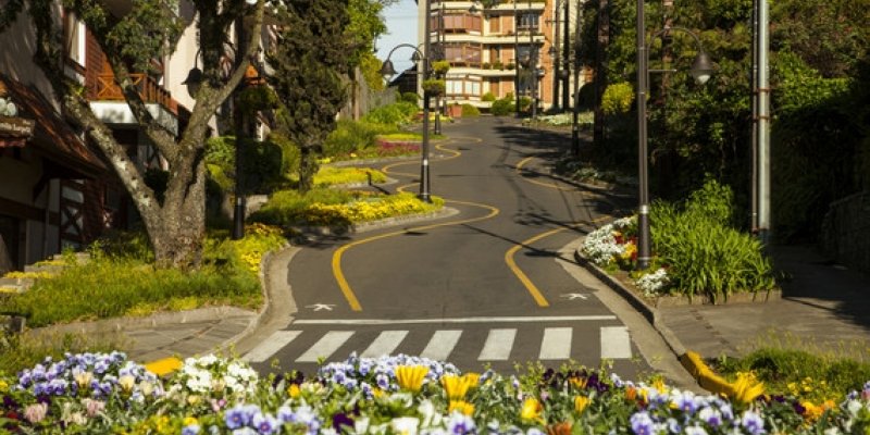 Rua Torta é um dos principais pontos turísticos de Gramado | abc+