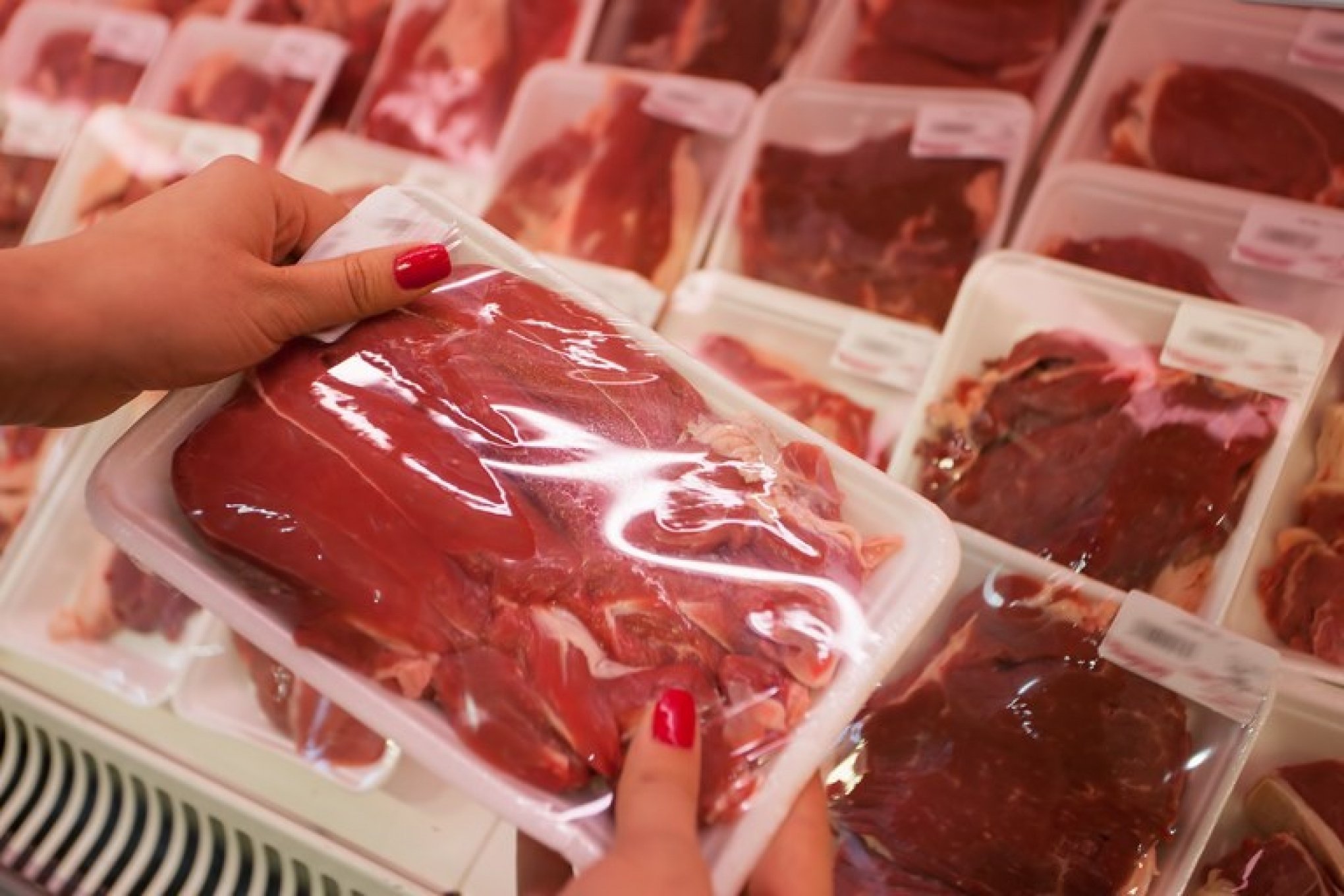 Osso é vendido e não dado': alta no preço da carne bovina reduz