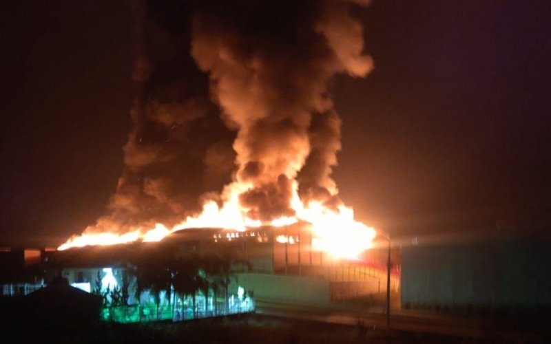Após incêndio destruir fábrica, Calçados Beira-Rio demite 700 funcionários  - Rio Grande do Sul - Correio de Gravataí