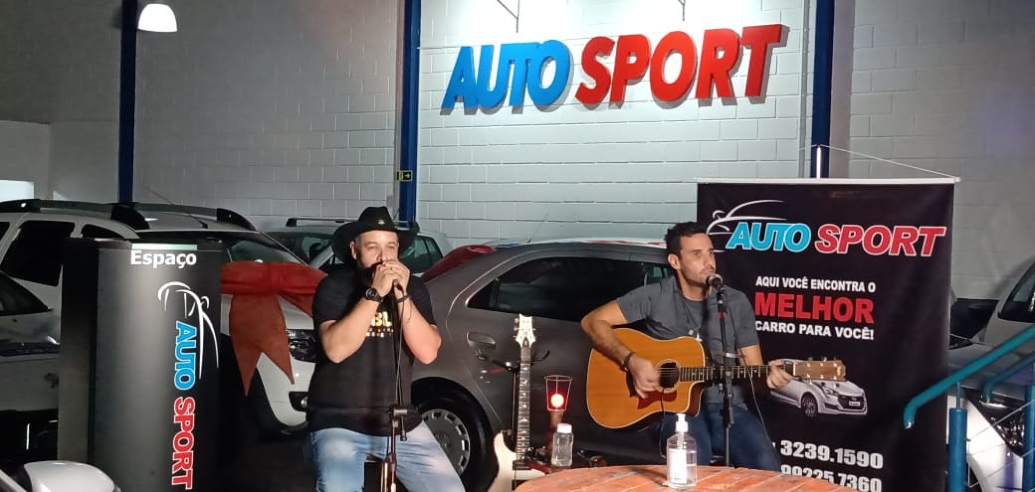 Dupla De Musicos Hamburguenses Arrecada Cestas Basicas Durante Apresentacao Online Entretenimento Jornal Nh