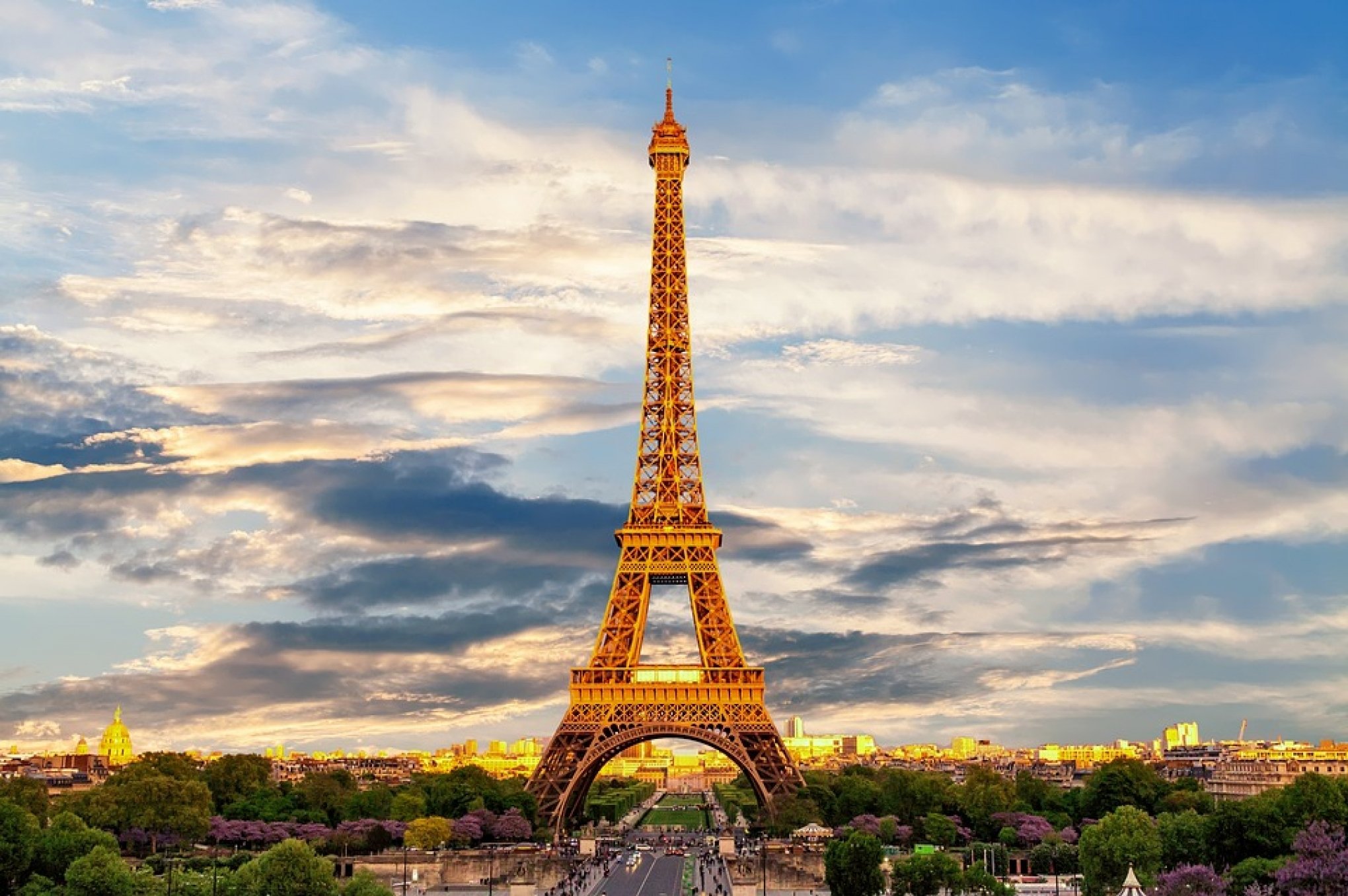 Homem é preso em Paris após saltar de paraquedas da Torre Eiffel