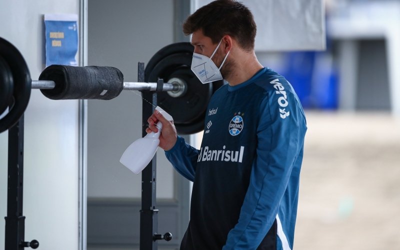 Kannemann, zagueiro do Grêmio, limpa equipamento durante atividade física no CT do clube