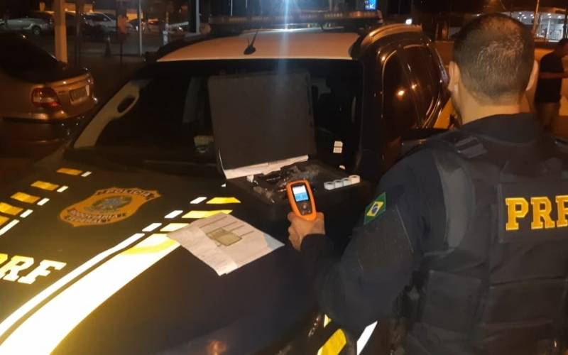 Embriagado e sem carteira, homem é preso após dirigir em 