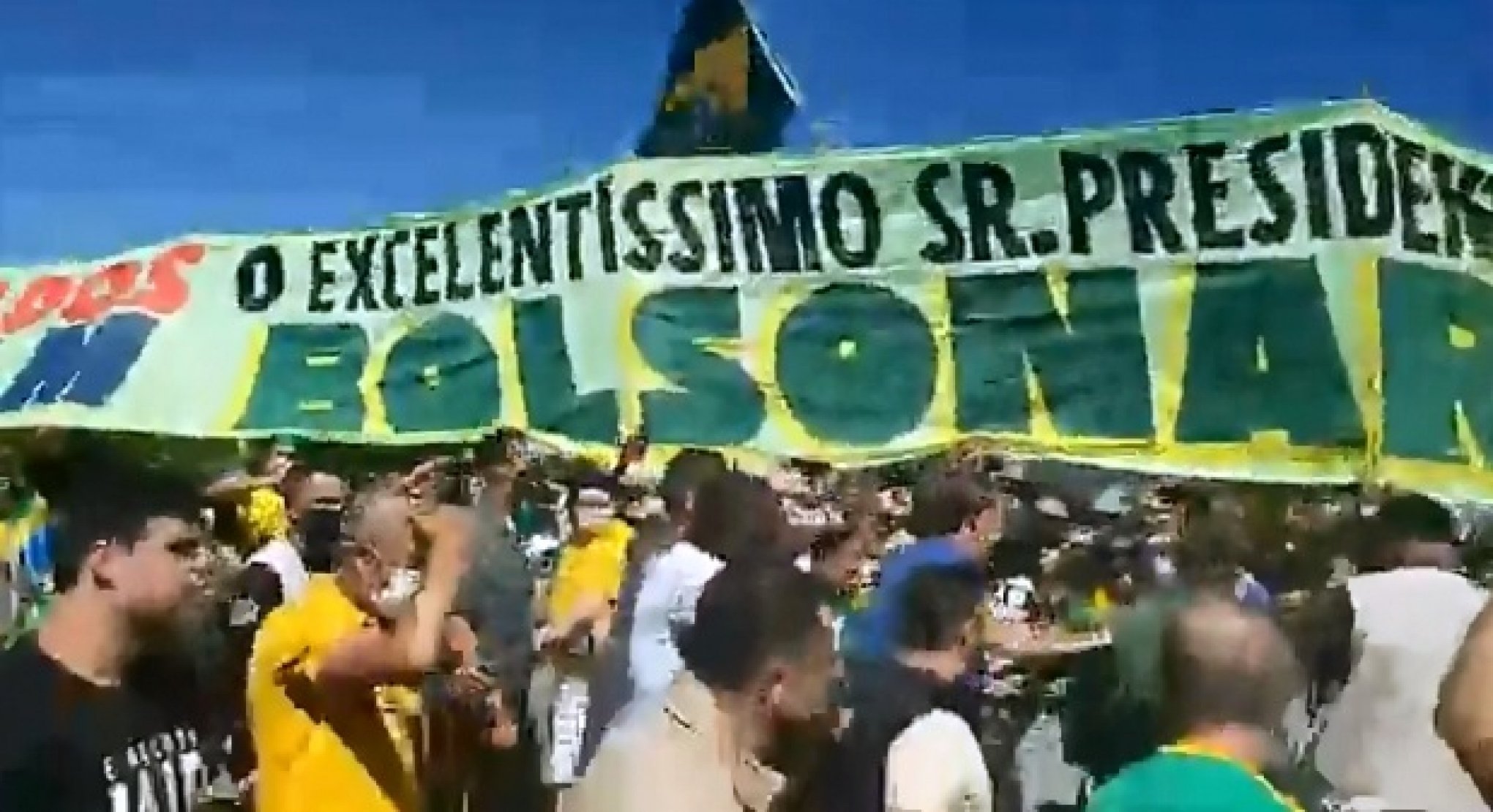 Bolsonaro vai a manifestação e cumprimenta apoiadores, que fazem ...