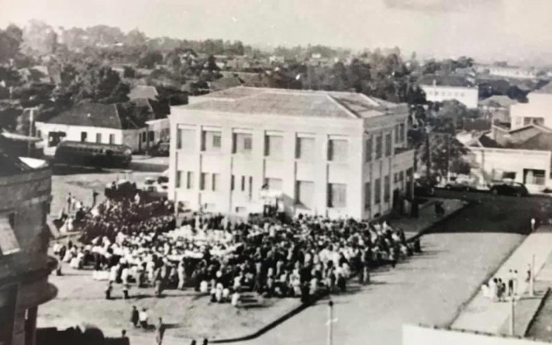Atual sede da Prefeitura de Canoas, inaugurada em 1953, na esquina das ruas 15 de Janeiro e Ipiranga | abc+