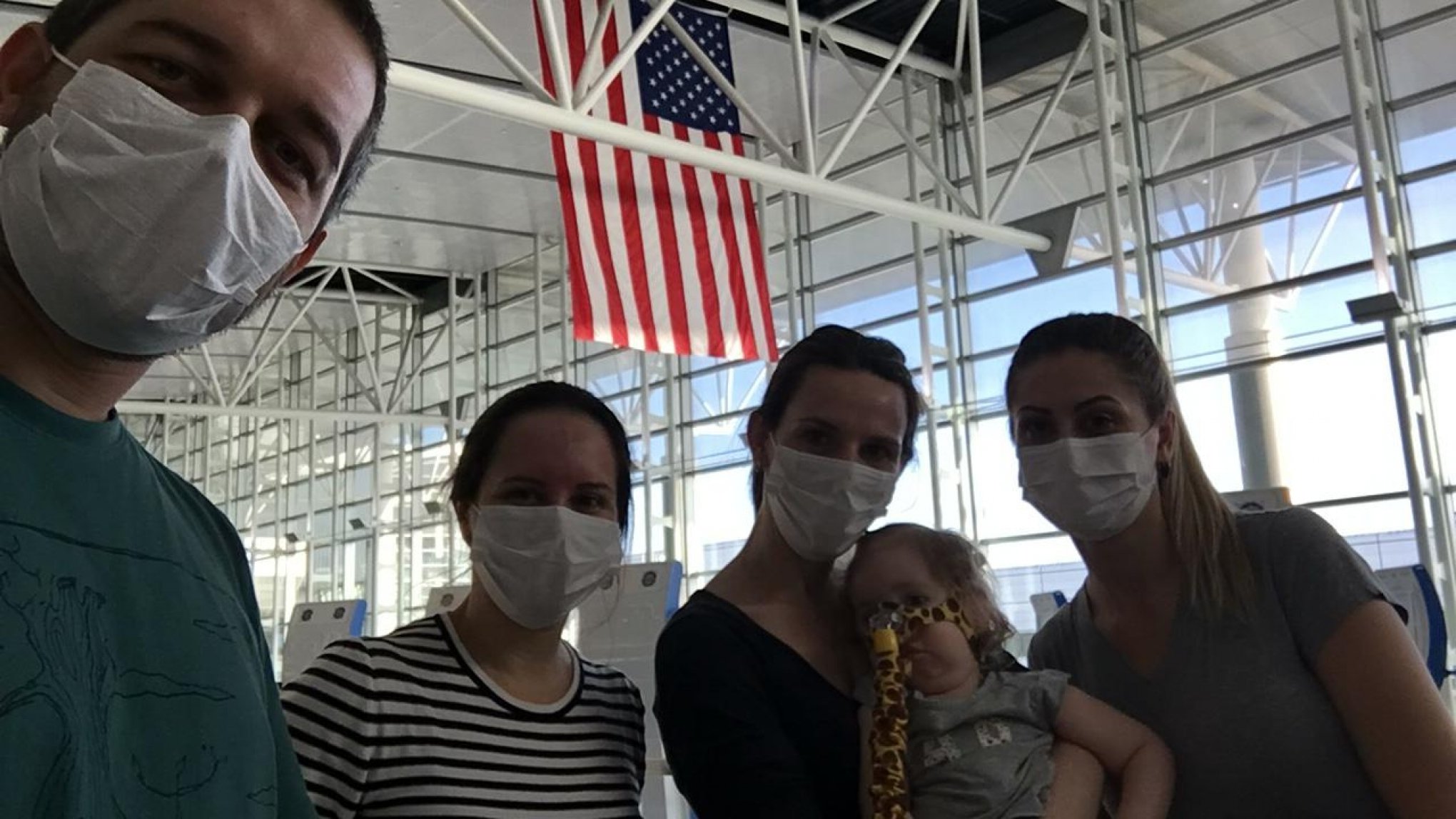 Lívia com os pais, Anderson e Luana, foi acompanhada de profissionais de saúde na viagem aos Estados Unidos | abc+